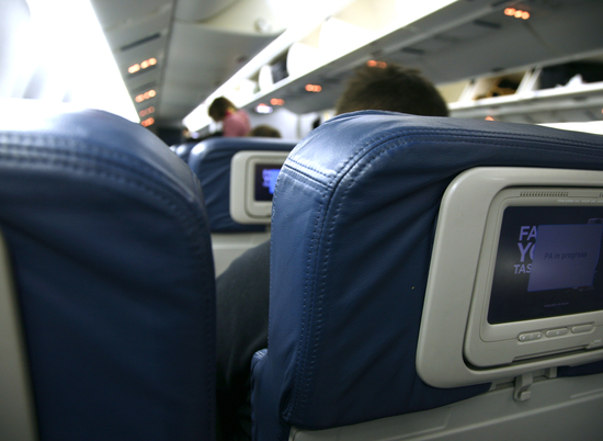 Названы простые способы бесплатно пересесть в бизнес-класс в самолете